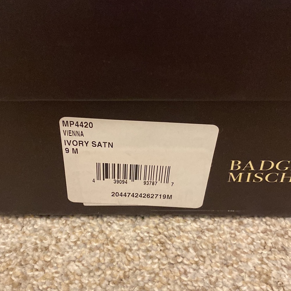 NIB stunning Badgley Mischka Vienna ivory satin shoes. Size 9. - Picture 12 of 15